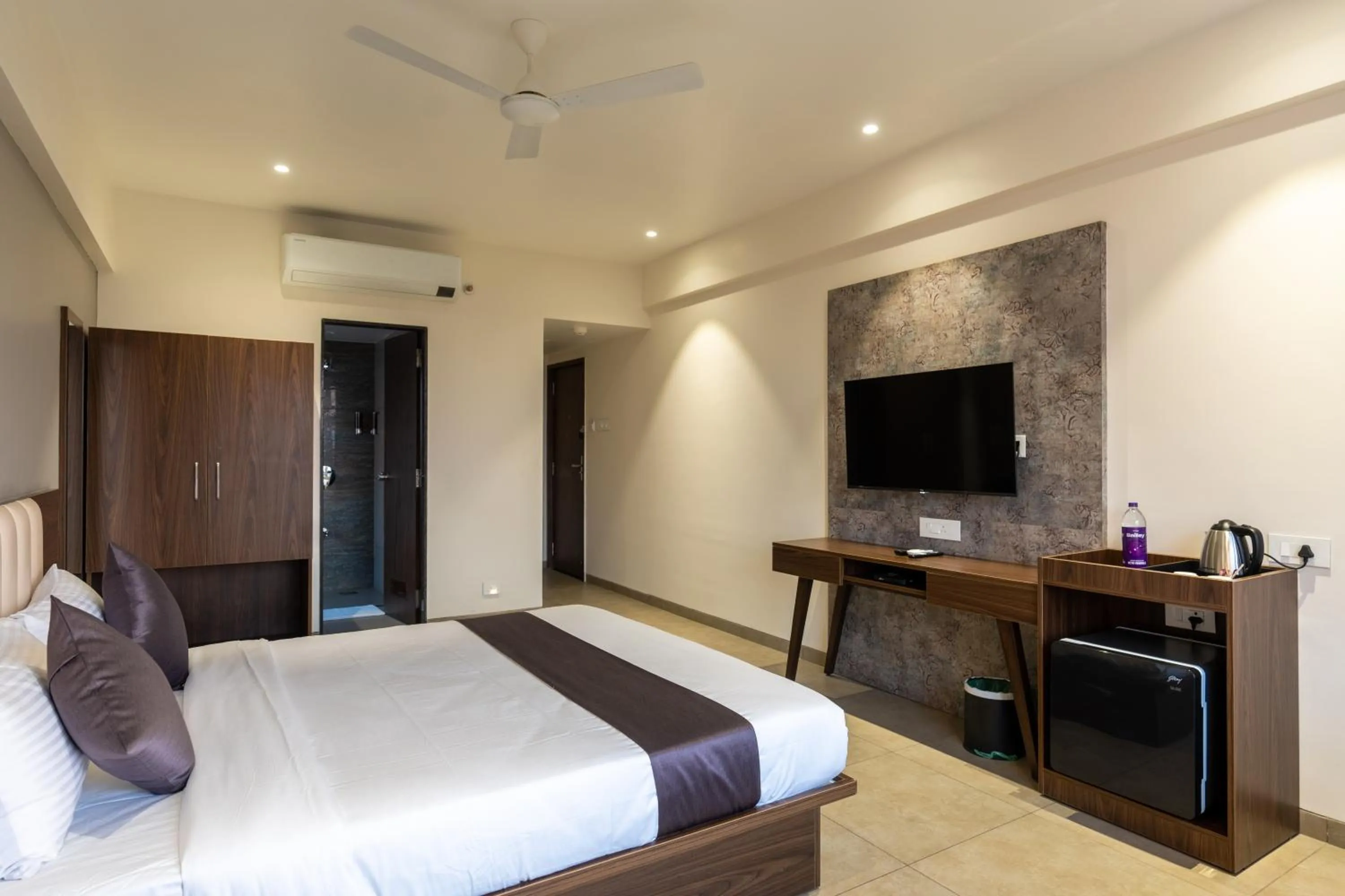 Photo of the whole room, Bed in The Living Hub Business Hotel, Kolhapur
