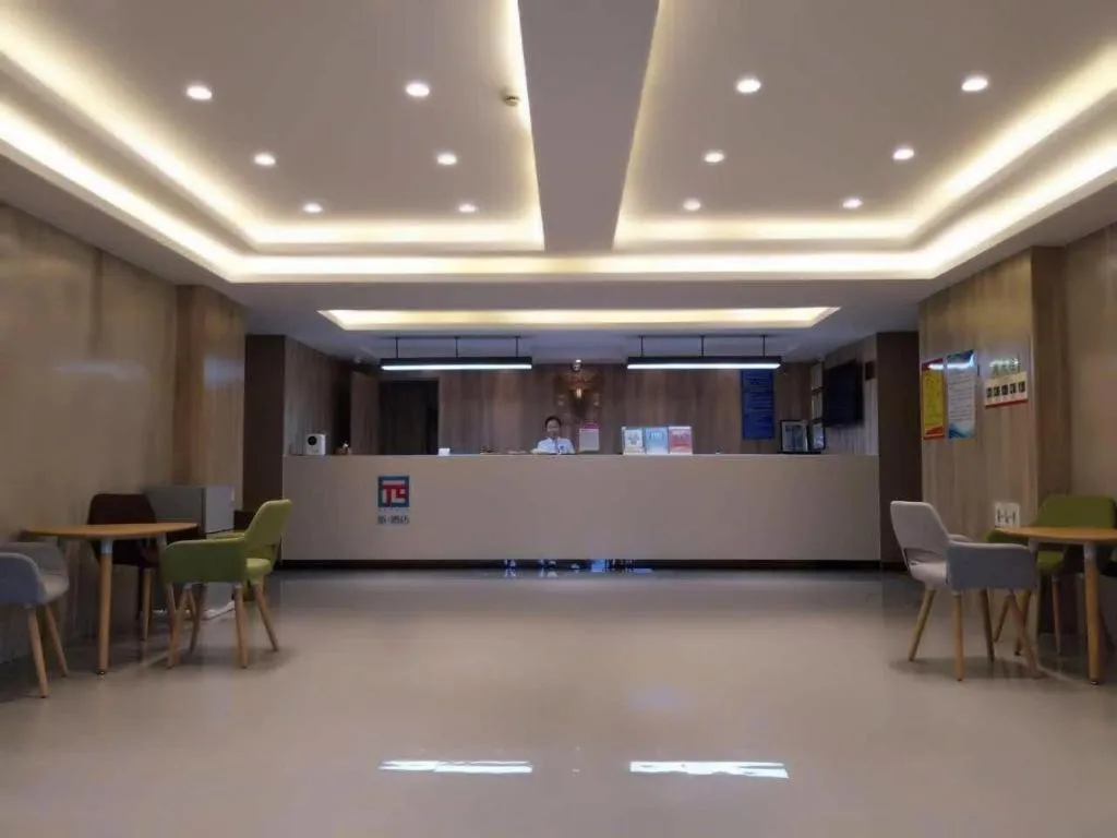 Pai Hotel Zhenjiang Railway Station South Square