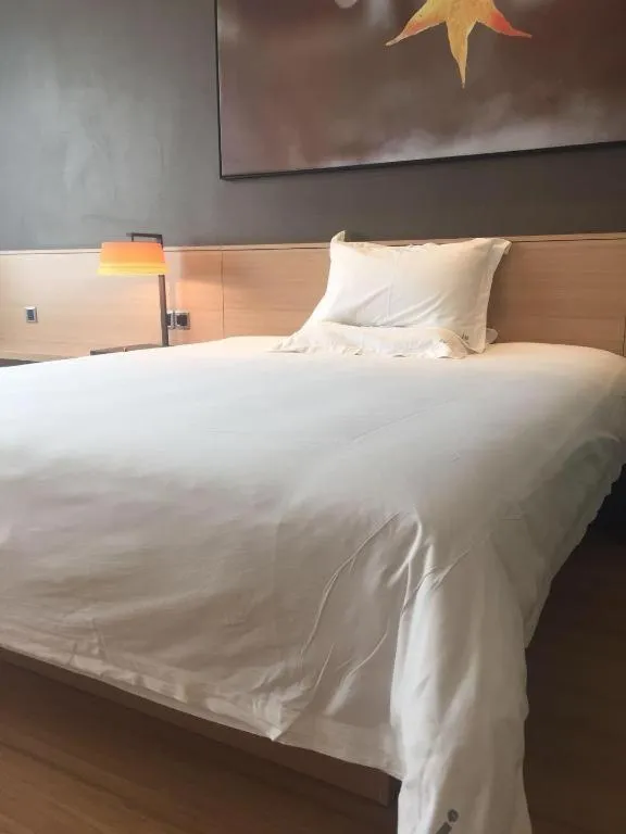 Bed in IU Hotel Zhangye High-Speed Railway Station