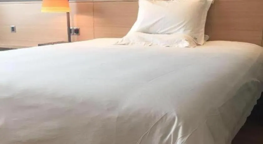 Bed in IU Hotel Zhangye High-Speed Railway Station