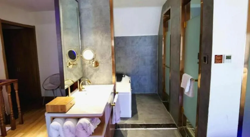 James Joyce Coffetel Zhengzhou CBD Exhibition Center Provincial People's Hospital