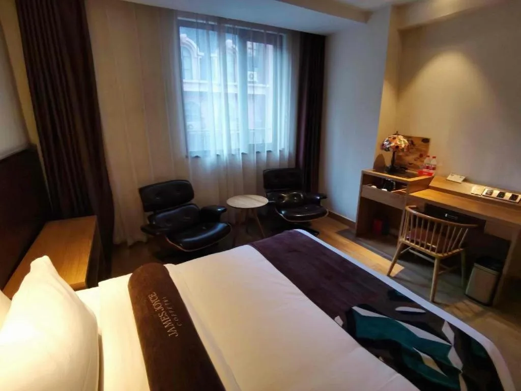 Bed in James Joyce Coffetel Zhengzhou CBD Exhibition Center Provincial People's Hospital