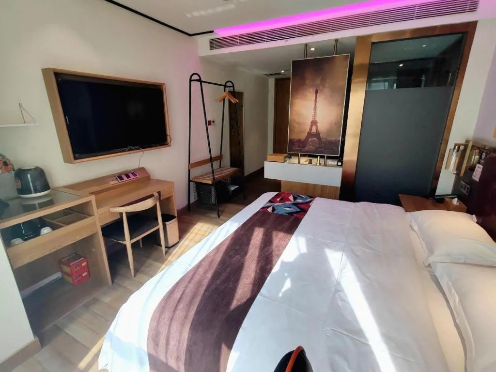 Bed in James Joyce Coffetel Zhengzhou CBD Exhibition Center Provincial People's Hospital