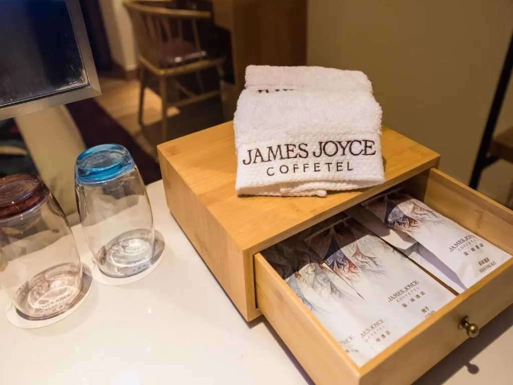 James Joyce Coffetel Zhengzhou CBD Exhibition Center Provincial People's Hospital