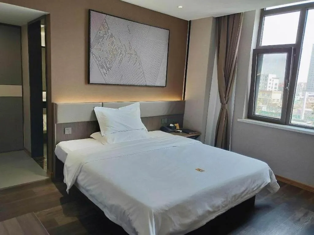 Bed in IU Hotel Qingdao Golden Beach Xuejiadao Metro Station