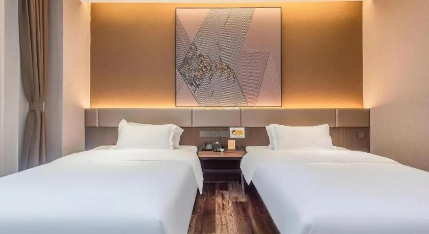 Bed in IU Hotel Qingdao Golden Beach Xuejiadao Metro Station