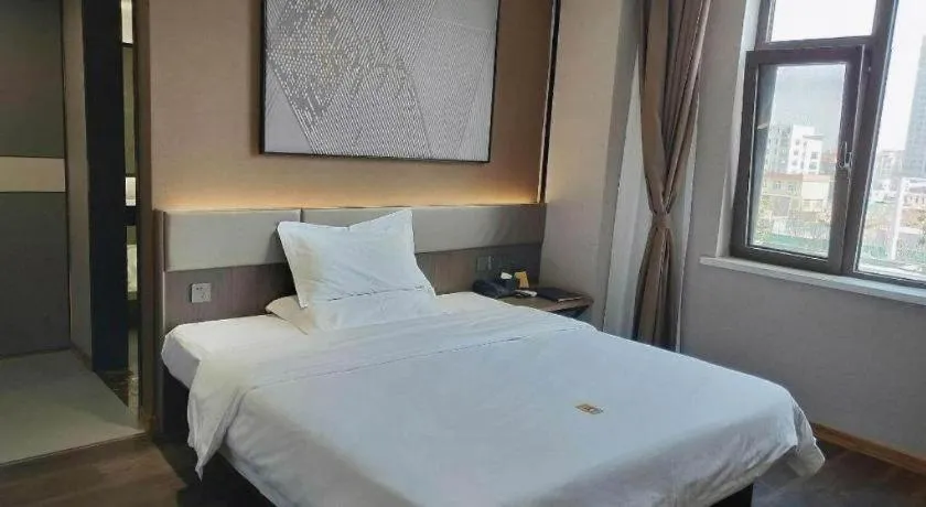 Bed in IU Hotel Qingdao Golden Beach Xuejiadao Metro Station