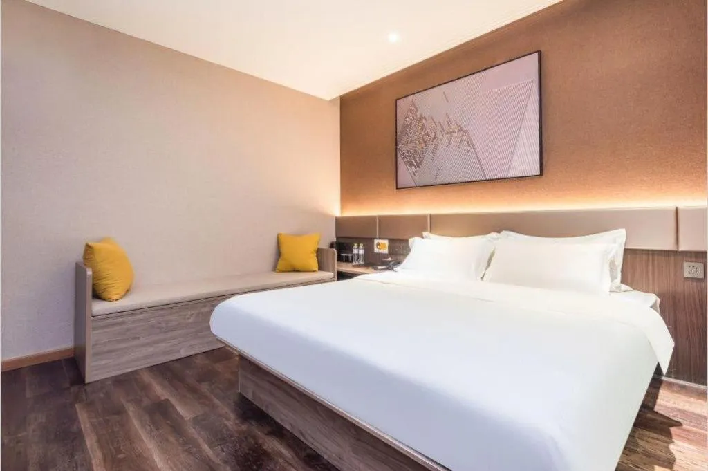 Bed in IU Hotel Qingdao Golden Beach Xuejiadao Metro Station