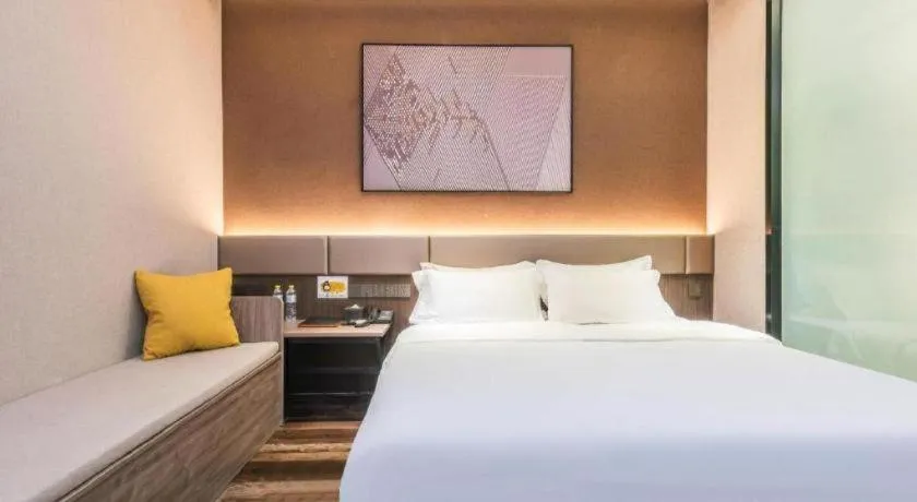 Bed in IU Hotel Qingdao Golden Beach Xuejiadao Metro Station