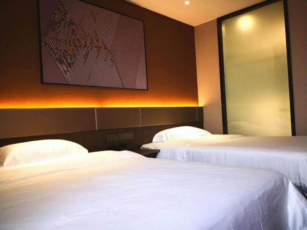 Bed in IU Hotel Qingdao Golden Beach Xuejiadao Metro Station