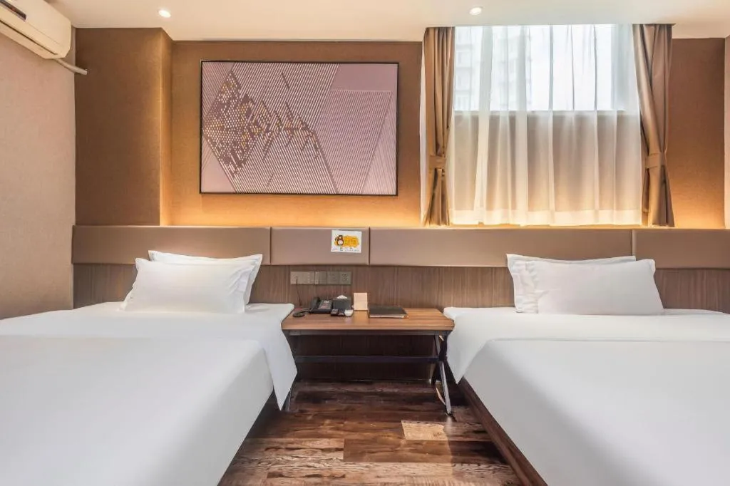 Bed in IU Hotel Qingdao Golden Beach Xuejiadao Metro Station