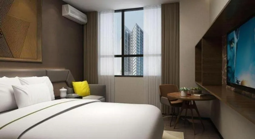 Bed in IU Hotel Qingdao Golden Beach Xuejiadao Metro Station