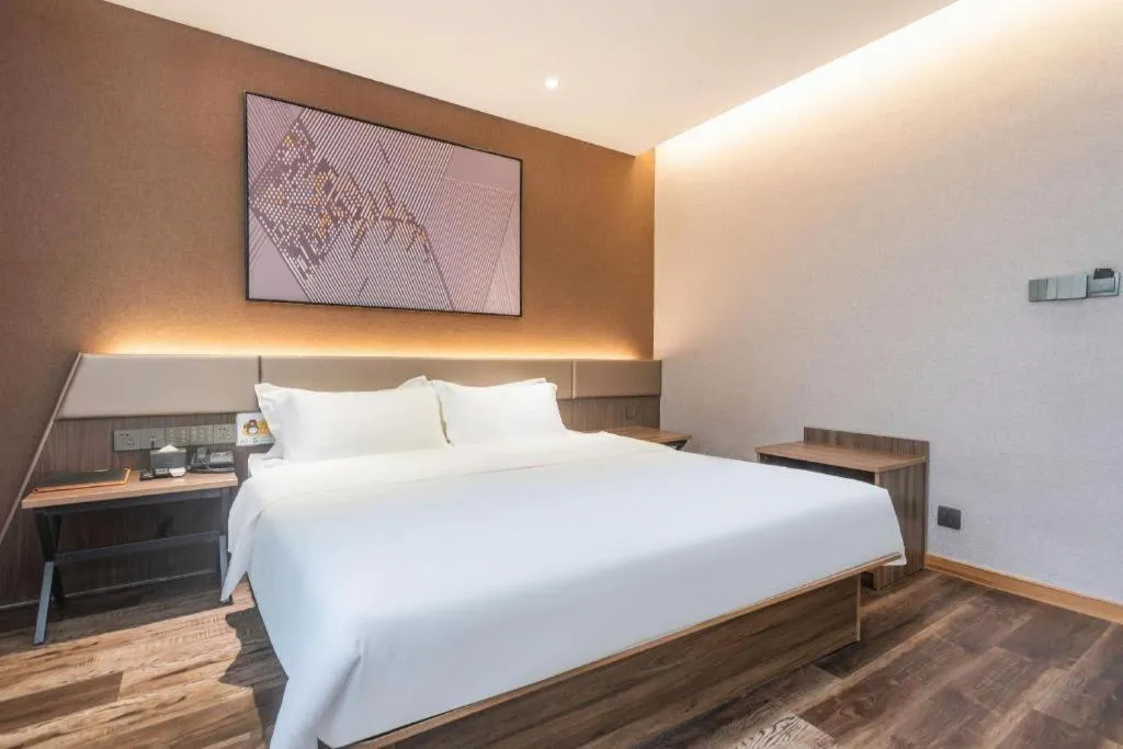 Bed in IU Hotel Qingdao Golden Beach Xuejiadao Metro Station