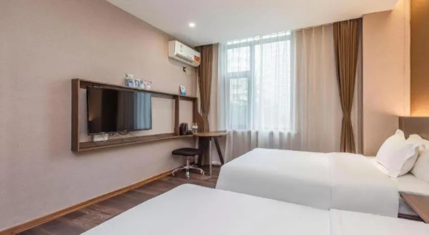 Bed in IU Hotel Qingdao Golden Beach Xuejiadao Metro Station