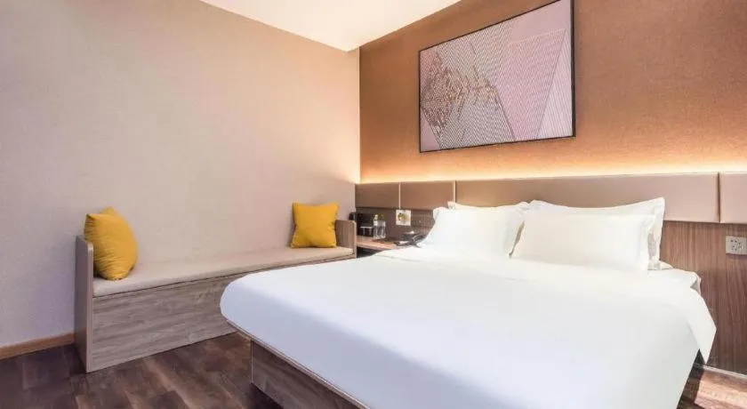 Bed in IU Hotel Qingdao Golden Beach Xuejiadao Metro Station
