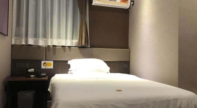 Bed in IU Hotel Qingdao Golden Beach Xuejiadao Metro Station