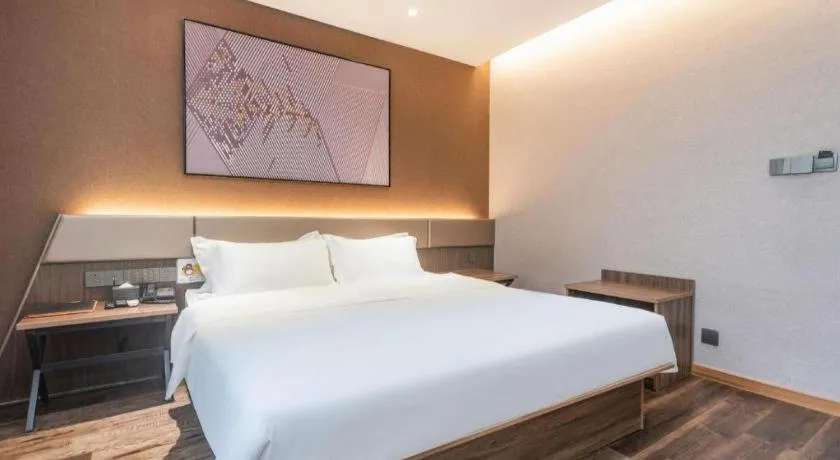 Bed in IU Hotel Qingdao Golden Beach Xuejiadao Metro Station