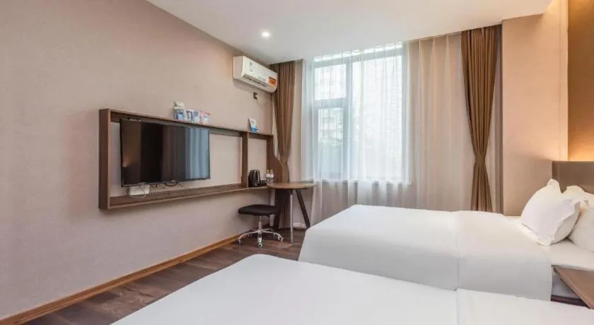 Bed in IU Hotel Qingdao Golden Beach Xuejiadao Metro Station