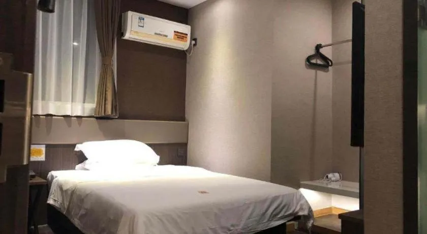 Bed in IU Hotel Qingdao Golden Beach Xuejiadao Metro Station