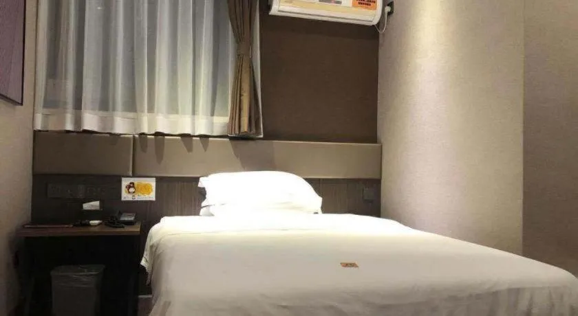 Bed in IU Hotel Qingdao Golden Beach Xuejiadao Metro Station