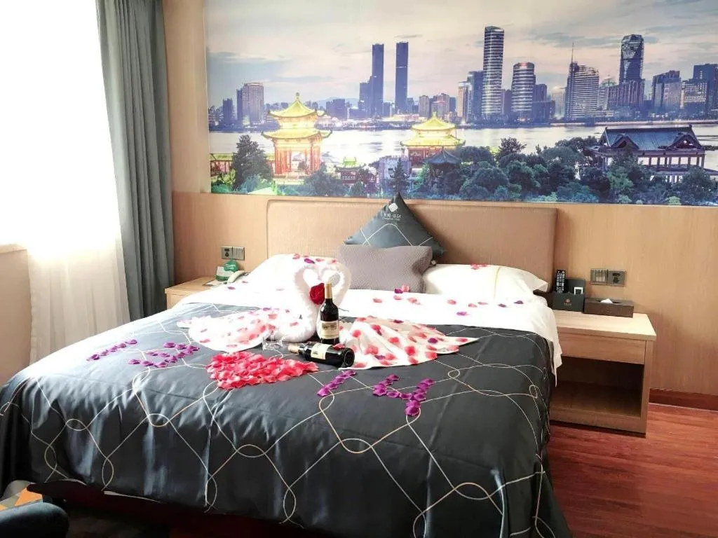 Bed in Chonpines Hotel Shenzhen Gongming Honghuashan Metro Station