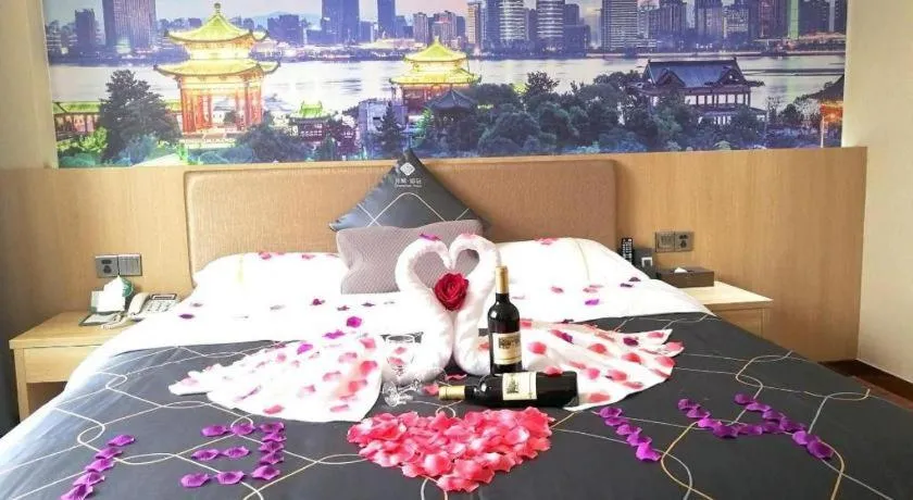 Bed in Chonpines Hotel Shenzhen Gongming Honghuashan Metro Station