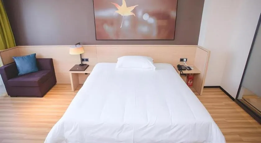 Bed in IU Hotel Baoding Yuhua East Road Passenger Center