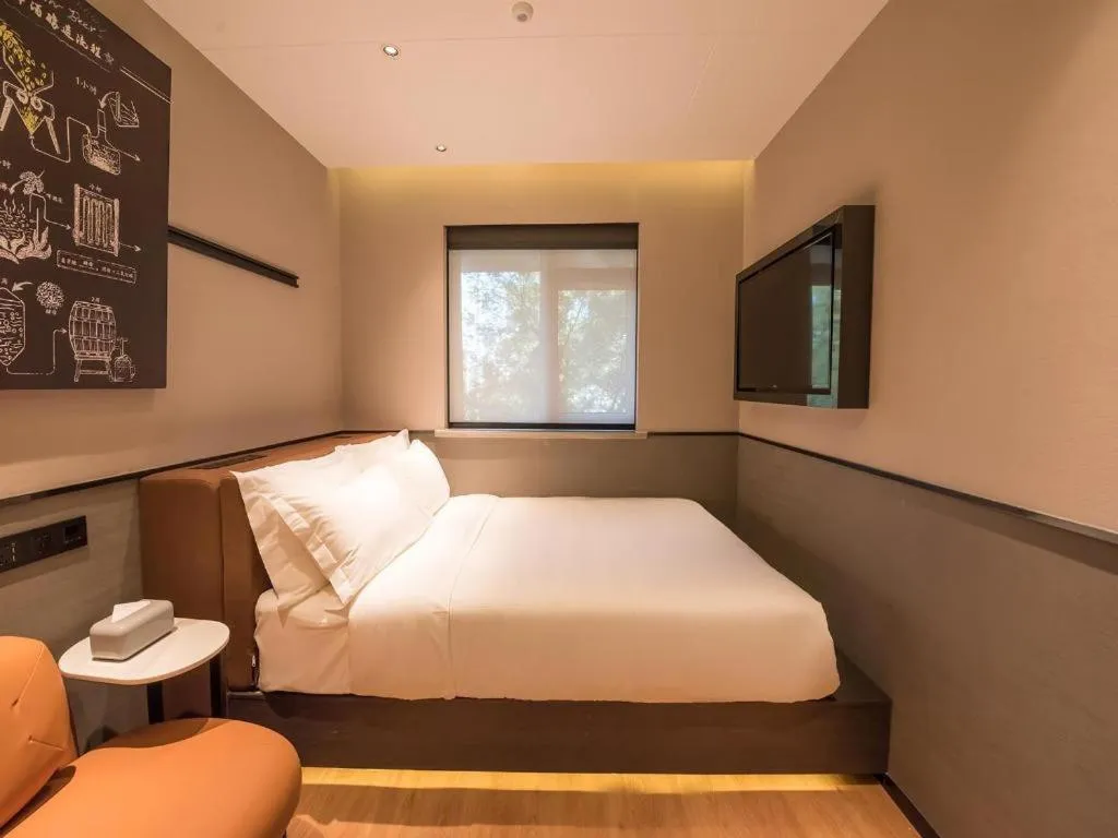 Bed in Zmax Hotel Beijing Wangjing Jiuxianqiao Xingji Bear