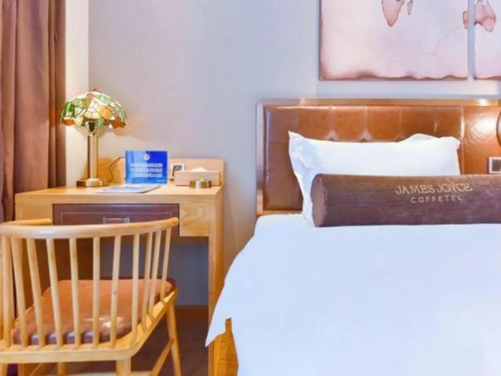 Bed in James Joyce Coffetel Beijing South Station Guang'anmen You'an Hospital