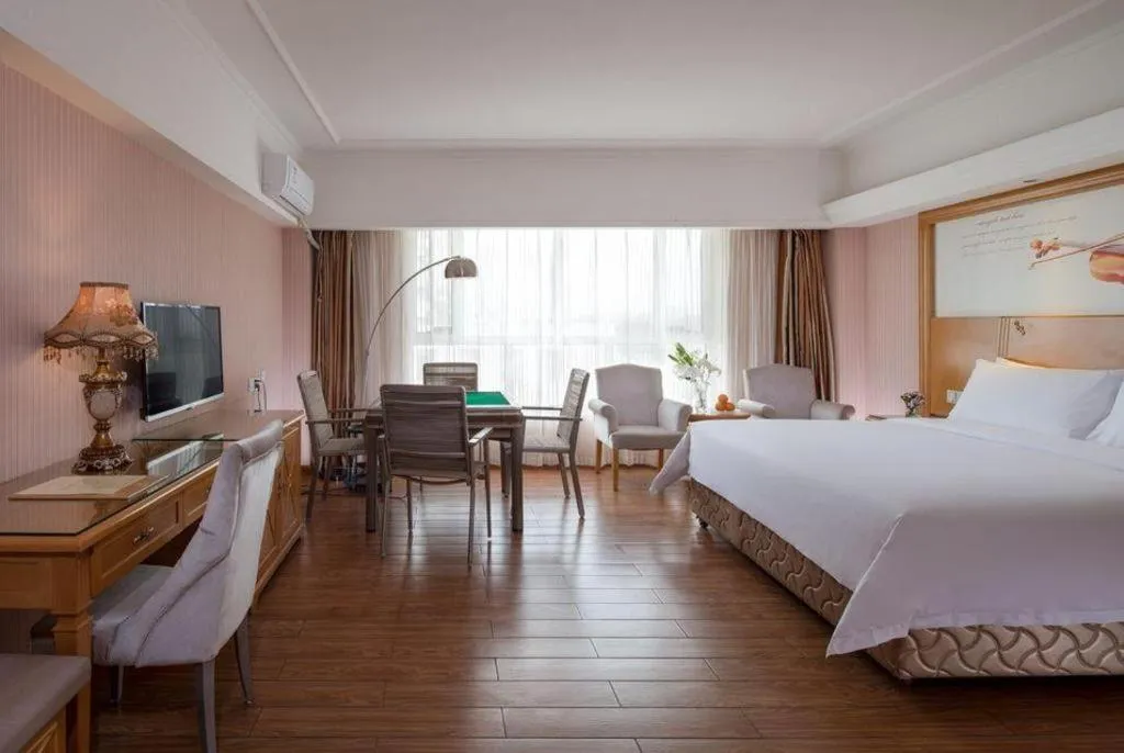 Bed in Vienna Hotel Inner Mongolia Hohhot Railway Station Gongzhufu Metro Station