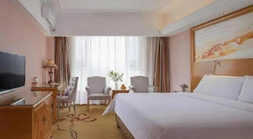 Bed in Vienna Hotel Inner Mongolia Hohhot Railway Station Gongzhufu Metro Station