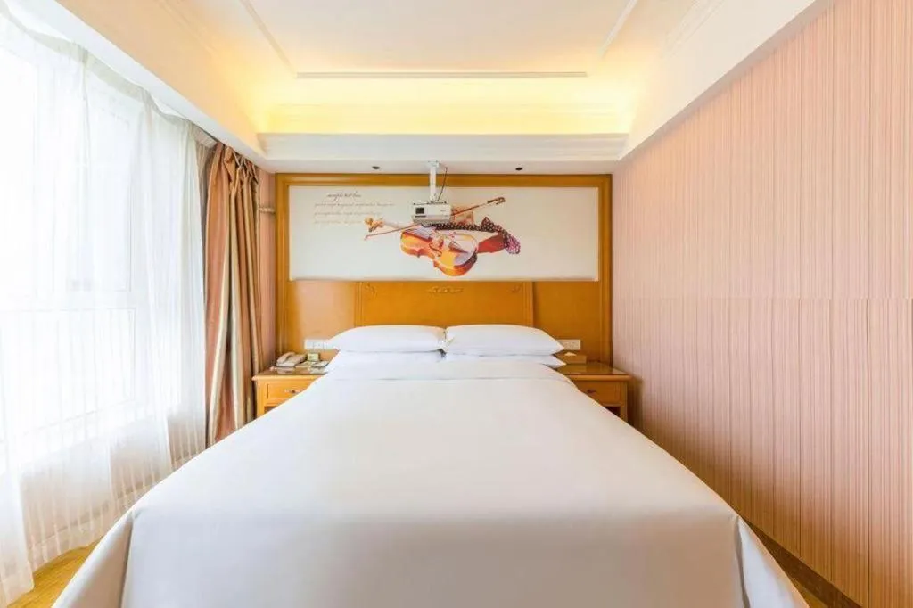 Bed in Vienna Hotel Inner Mongolia Hohhot Railway Station Gongzhufu Metro Station