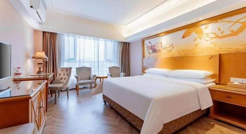 Bed in Vienna Hotel Inner Mongolia Hohhot Railway Station Gongzhufu Metro Station