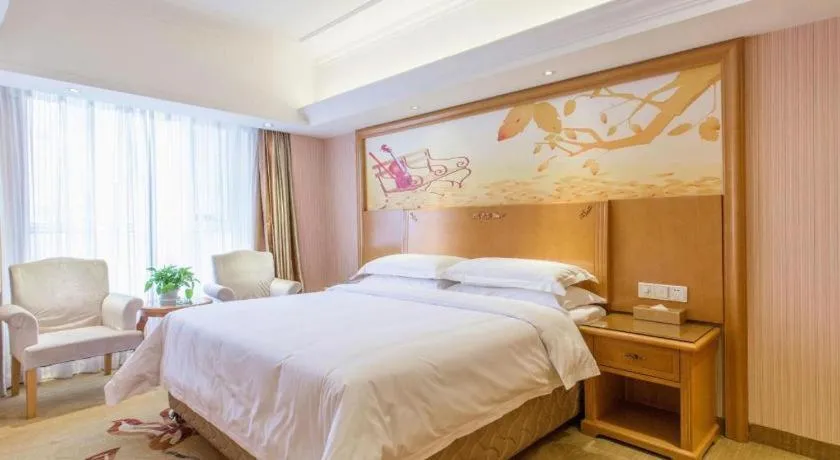Bed in Vienna Hotel Inner Mongolia Hohhot Railway Station Gongzhufu Metro Station