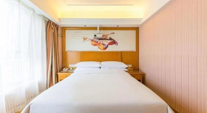 Bed in Vienna Hotel Inner Mongolia Hohhot Railway Station Gongzhufu Metro Station