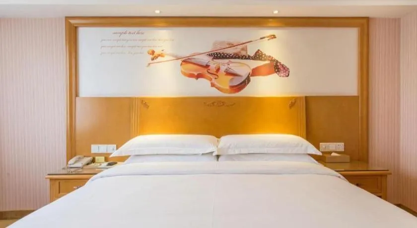 Bed in Vienna Hotel Inner Mongolia Hohhot Railway Station Gongzhufu Metro Station