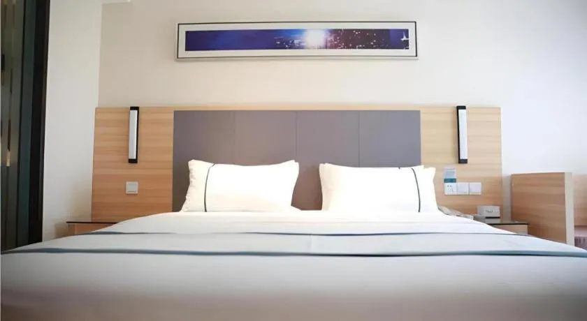 Bed in City Comfort Inn Wuhan Guanggu Minzhu Avenue NO.1 Middle School Affiliated to CCNU