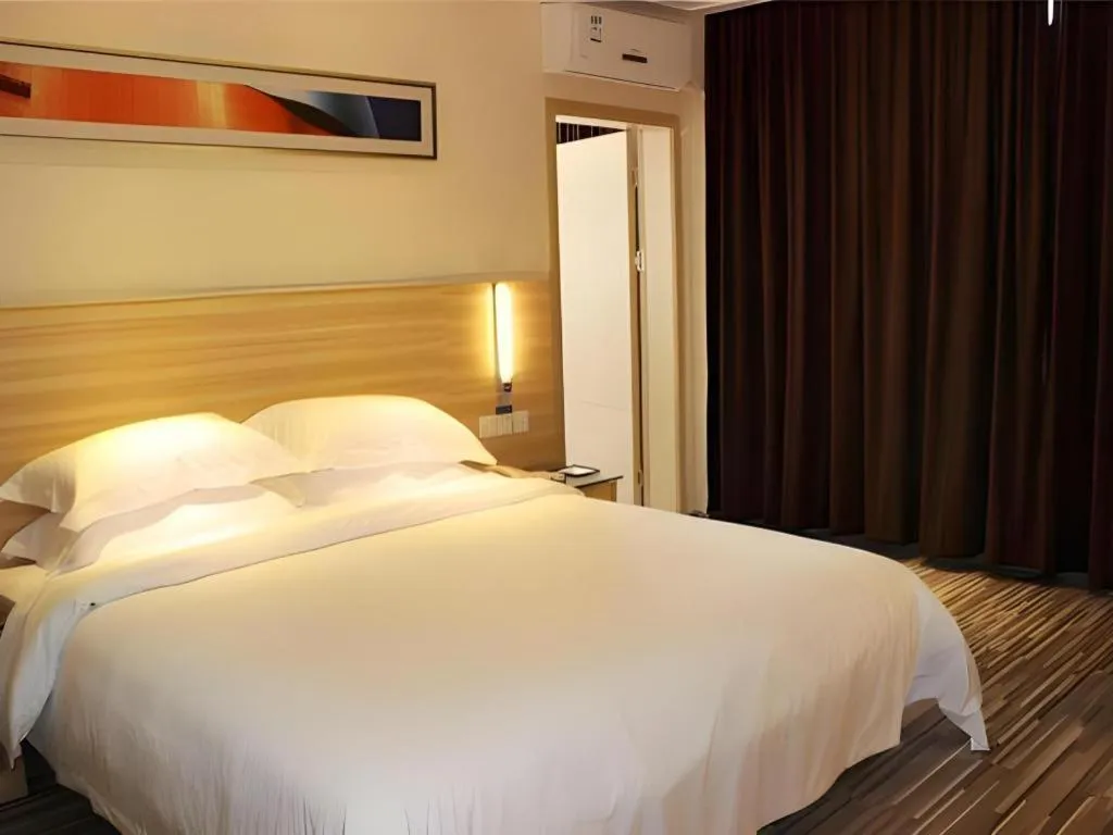 Bed in City Comfort Inn Guangzhou Panyu Qiaonan Aoyuan Plaza