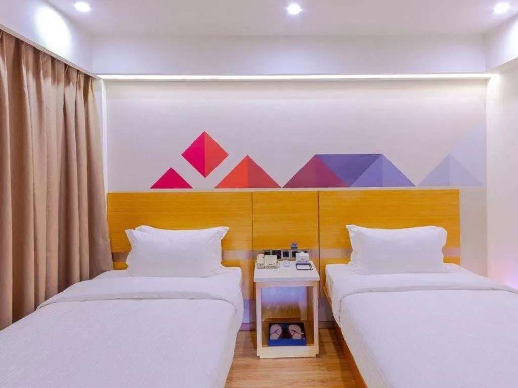Bed in Borrman Hotel Zhanjiang Shimao Building High-speed Railway Station
