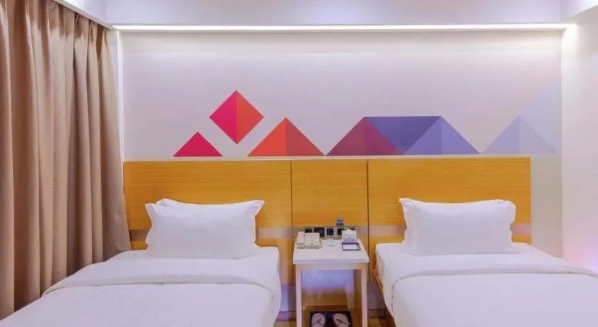 Bed in Borrman Hotel Zhanjiang Shimao Building High-speed Railway Station