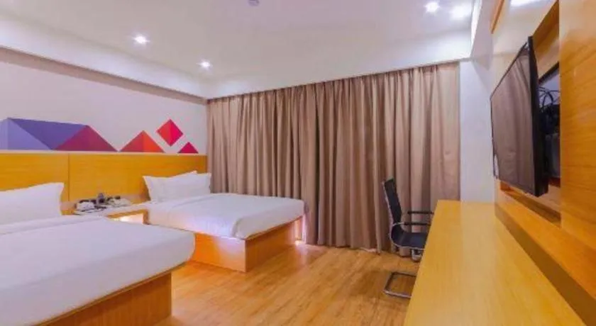 Bed in Borrman Hotel Zhanjiang Shimao Building High-speed Railway Station