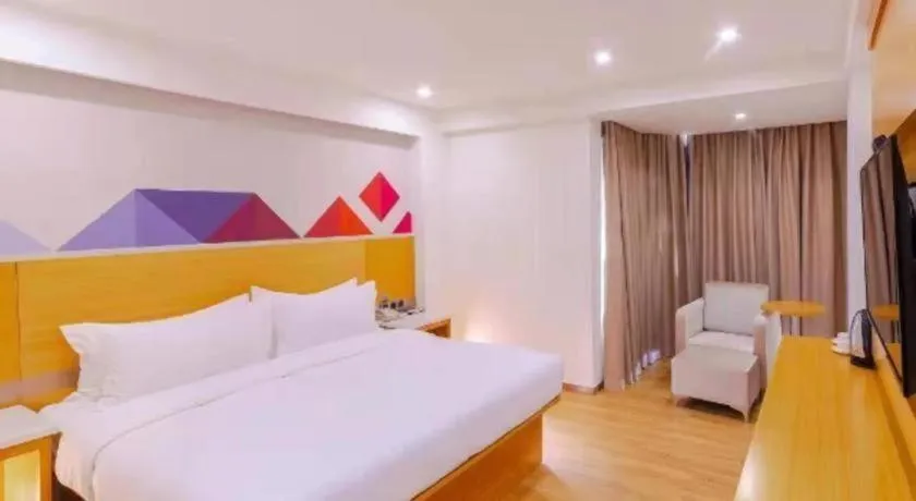 Bed in Borrman Hotel Zhanjiang Shimao Building High-speed Railway Station