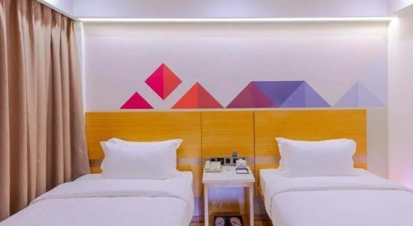 Bed in Borrman Hotel Zhanjiang Shimao Building High-speed Railway Station