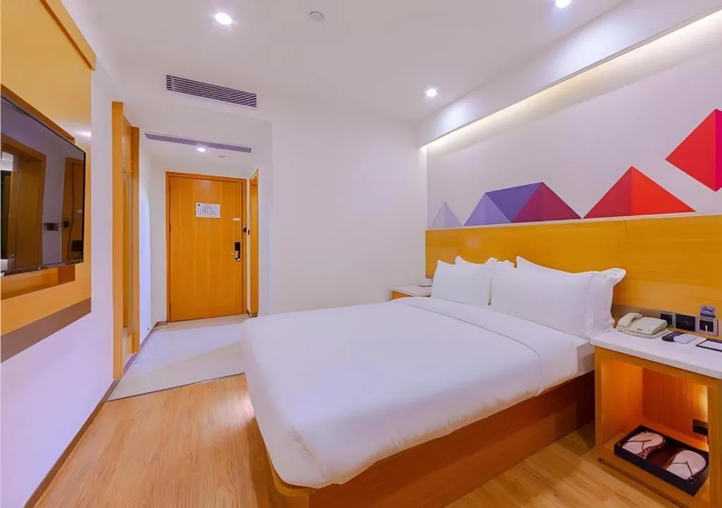 Bed in Borrman Hotel Zhanjiang Shimao Building High-speed Railway Station
