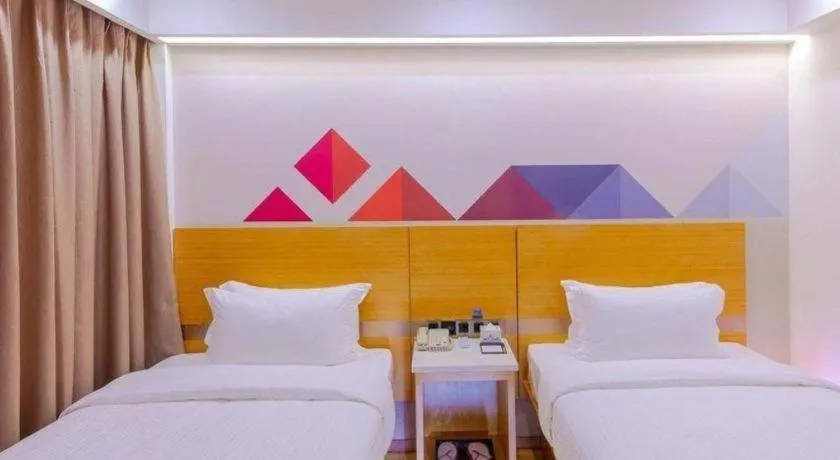 Bed in Borrman Hotel Zhanjiang Shimao Building High-speed Railway Station