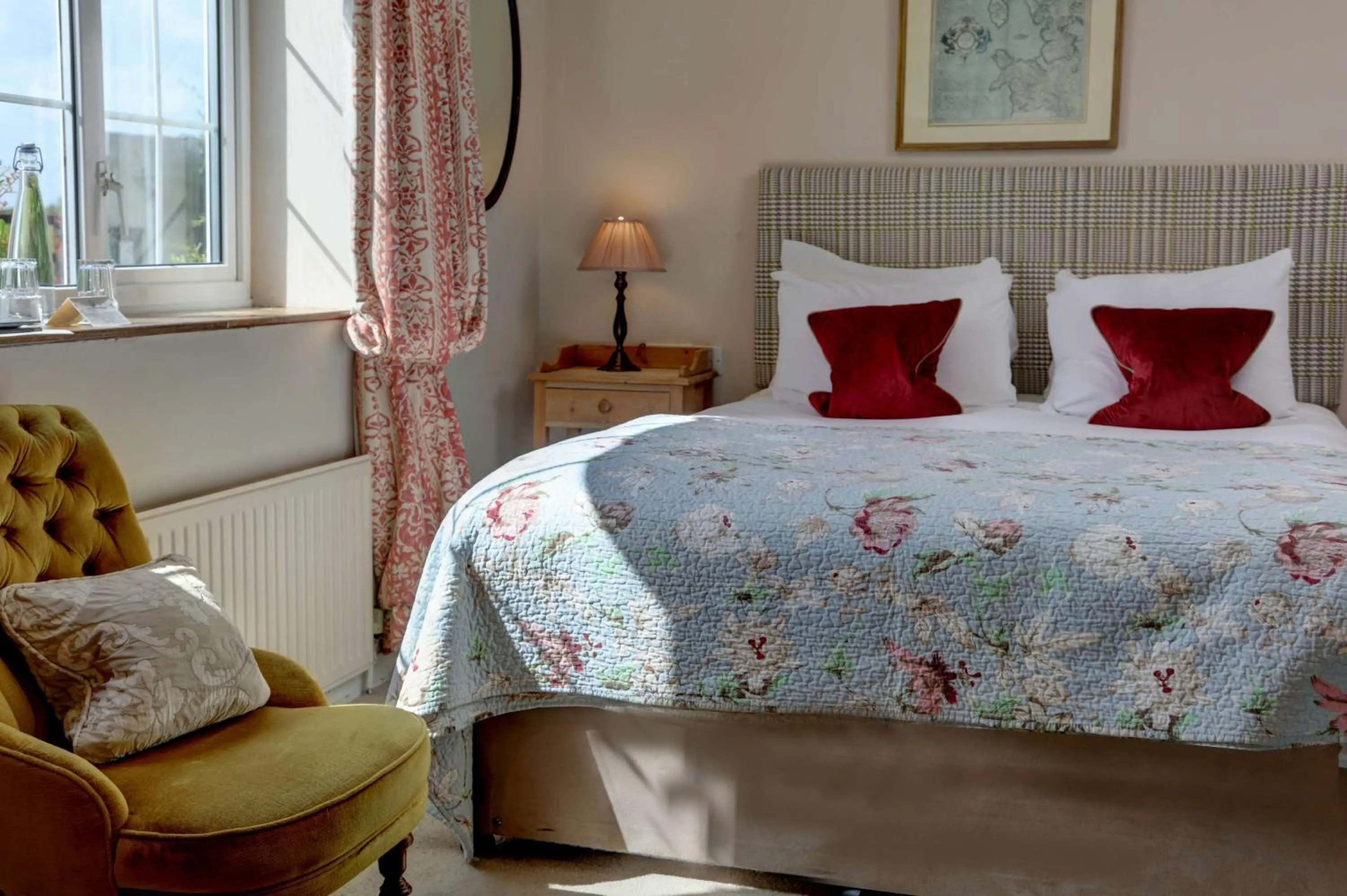 Photo of the whole room, Bed in The Moonraker Hotel