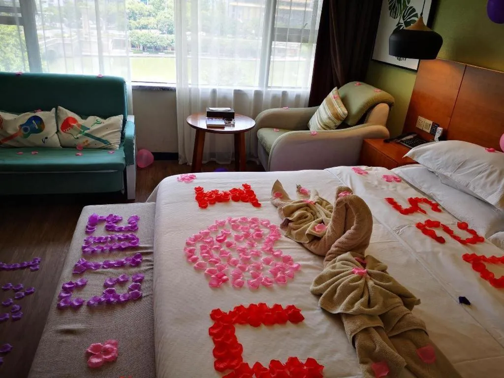 Bed in Immersing Hotel Guilin Two Rivers and Four Lakes Dongxi Alley