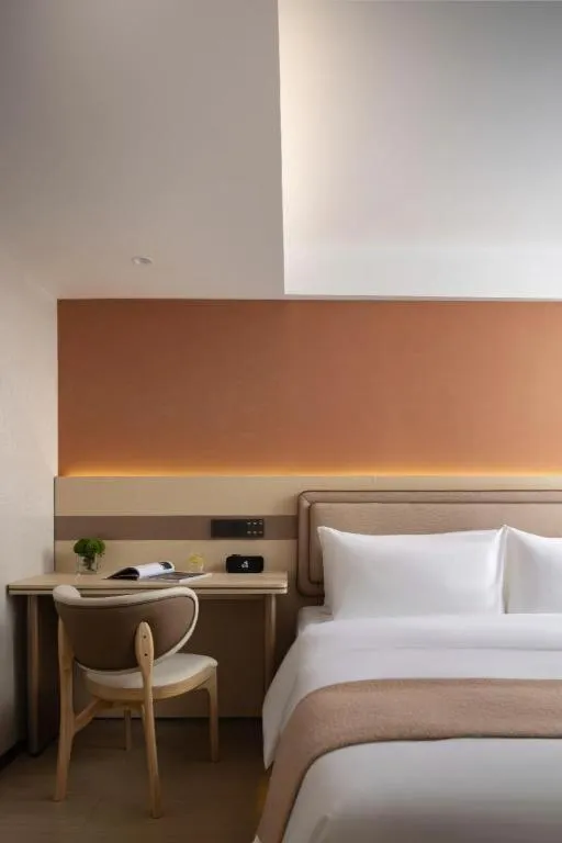 Bed in Immersing Hotel Guilin Two Rivers and Four Lakes Dongxi Alley