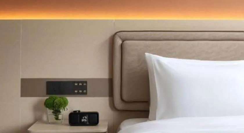 Bed in Immersing Hotel Guilin Two Rivers and Four Lakes Dongxi Alley