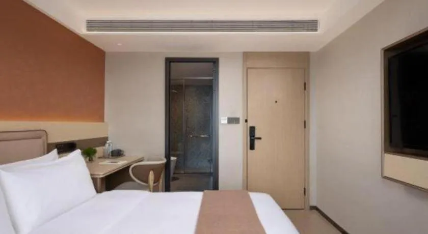 Bed in Immersing Hotel Guilin Two Rivers and Four Lakes Dongxi Alley